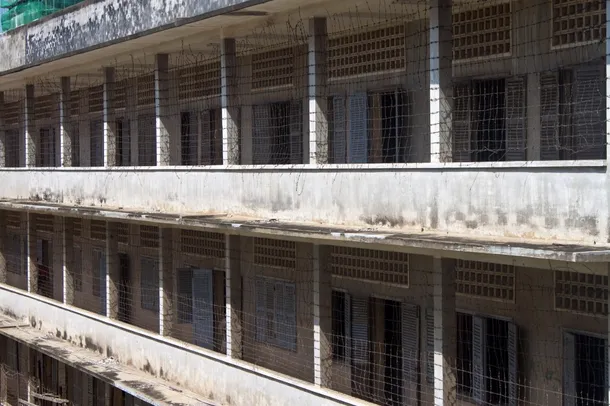 Una dintre închisorile unde erau torturaţi oponenţii regimului khmerilor roşii. Astăzi acolo este ameneajat un muzeu