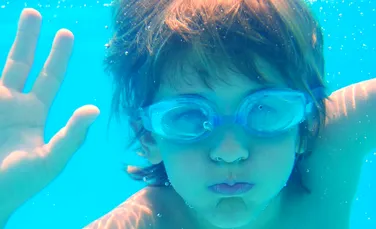 O tânără speranţă la înot nu-şi poate aminti unde şi-a pus ochelarii