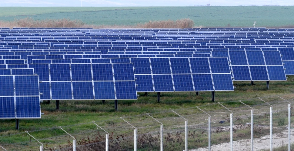 Un nou tip de panou fotovoltaic poate genera electricitate şi apă potabilă în acelaşi timp