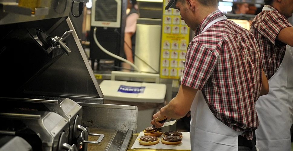 Iată cum am putea slăbi mâncând de la fast food