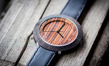 Doi tineri români au venit cu o idee unică: creează şi vând ceasuri de mână din lemn