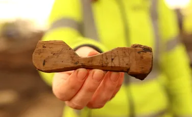 Arheologii au descoperit un obiect din lemn inscripționat cu rune rare. Ce simbolizează?