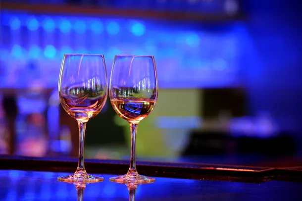 Vinul alb pare mai gustos când e  băut într-o încăpere cu lumină albastră sau roşie. 