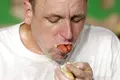 Câți hot-dogi poate mânca un om în numai 10 minute? Un om de știință a făcut un calcul și a arătat cât de flexibil este organismul uman