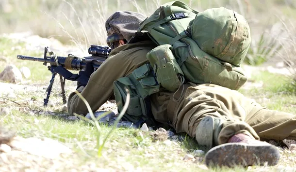 Soldat din trupele speciale israeliene în timpul unei misiuni reale