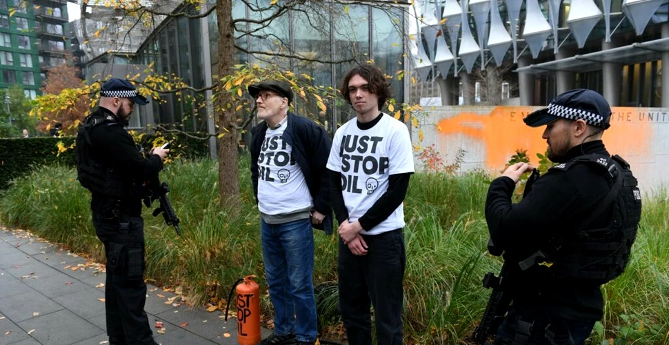 Activiștii Just Stop Oil au aruncat cu vopsea pe Ambasada SUA din Londra