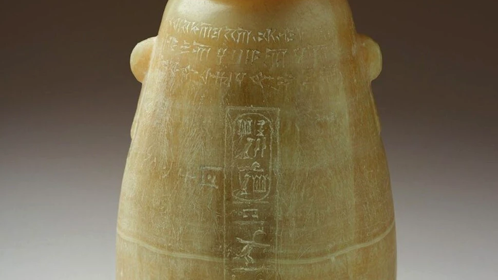 Ce au găsit arheologii într-o vază egipteană rară, dedicată „Marelui Rege” Xerxes