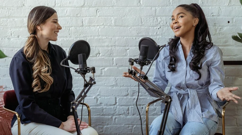 Cei care ascultă podcast-uri sunt mai curioși și mai puțin nevrotici