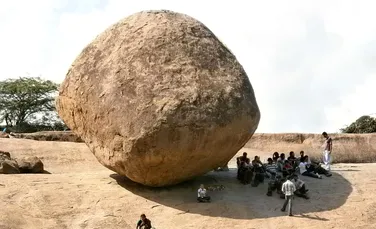 În India, o piatră gigantică misterioasă sfidează gravitaţia şi nimeni nu are nicio explicaţie – FOTO