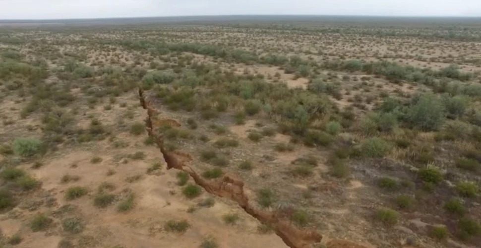 O fisură de peste trei kilometri, descoperită în deşertul din Arizona. Imaginile fisurii gigantice, filmate în premieră