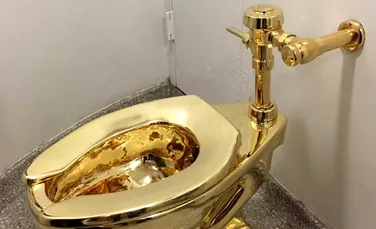 Artistul care a creat „banana lipită cu bandă adezivă” scoate la licitație o toaletă din aur masiv