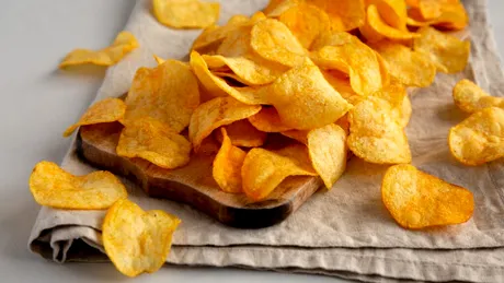 Mâncare nesănătoasă, dar mai puțin dăunătoare: Ce recomandă experții în nutriție dacă poftești la „junk food”