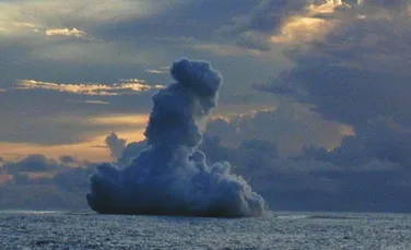 NASA a surprins erupția unui vulcan subacvatic, unde rechini mutanți trăiesc într-un crater acid