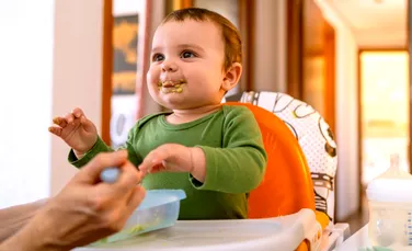 Ce se întâmplă în creierul bebelușilor chiar înainte ca aceștia să poată vedea în culori?