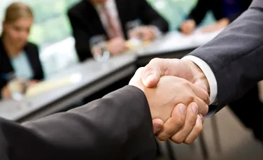 Strângerile de mâini de la începutul întâlnirilor de afaceri duc la semnarea unor acorduri mai bune