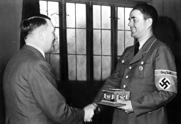 Hitler decorându-l pe Speer cu Ordinul Todt.
