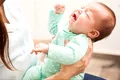 Sindromul bebelușului scuturat. Cum se manifestă și cât de grav poate fi?
