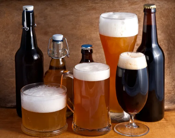 Diferite tipuri de bere, servite în pahare de forme distincte 
