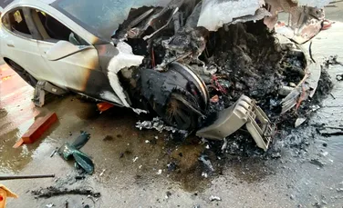 O mașină Tesla a izbucnit în flăcări în timp ce rula pe autostradă