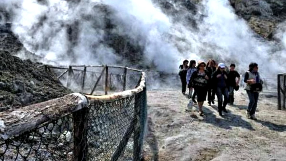 Vulcanologii ar putea acoperi orasul Napoli cu rauri de lava