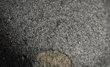 O rocă neagră descoperită de un german în curtea casei sale s-a dovedit a fi un element rar de la începuturile Sistemului Solar