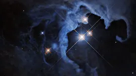 Un sistem stelar triplu asemenea unei bijuterii cosmice, observat cu Telescopul Hubble