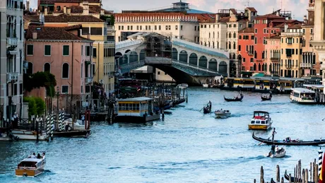 Cine gratuite, oferite de primarul din Veneția celor care contribuie la prinderea unor surferi