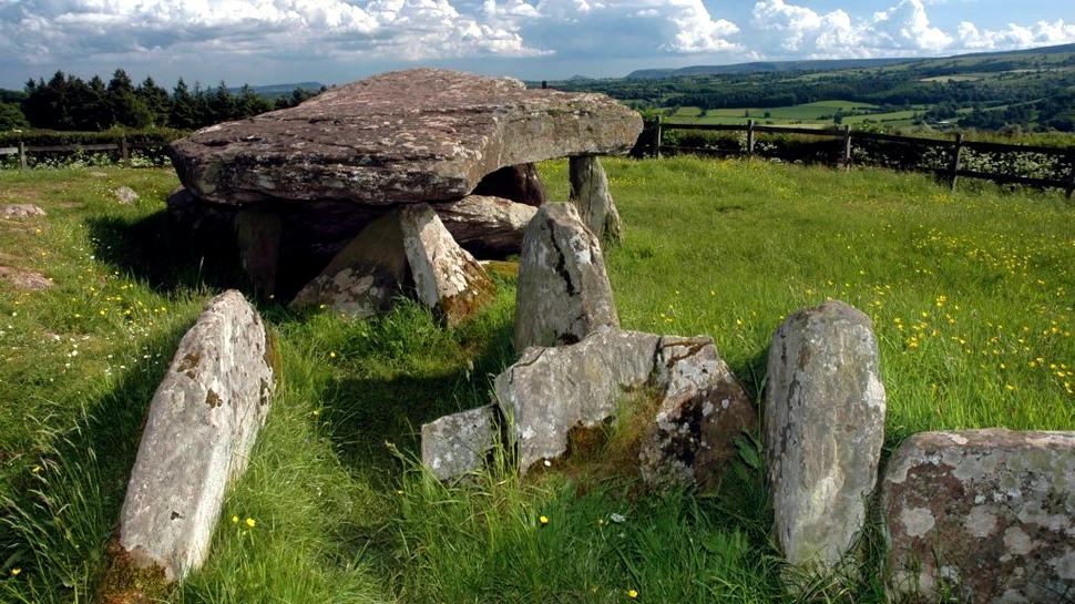 Primele excavări la „Piatra lui Arthur” dezvăluie adevărata origine a monumentului neolitic