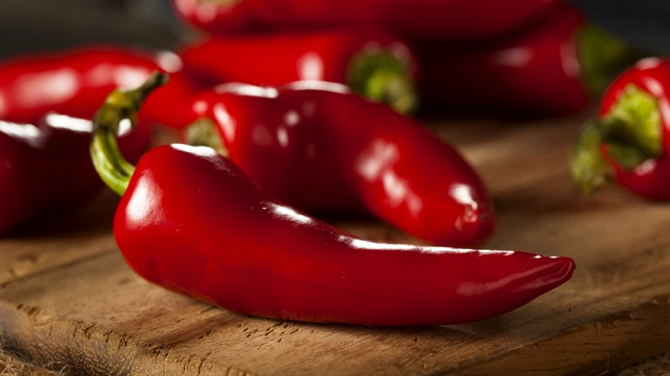 Ardei de 200 de ori mai iuţi decât cei obişnuiţi, obţinuţi de cercetătorii buzoieni. Ce păţeşti dacă tai un asemenea ardei?