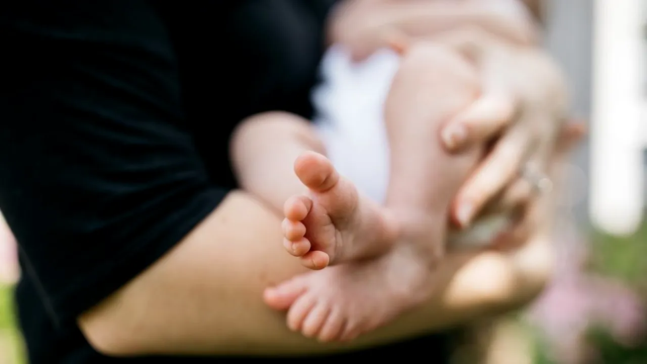 alaptare-mama-bebelus-unsplash_Descopera 