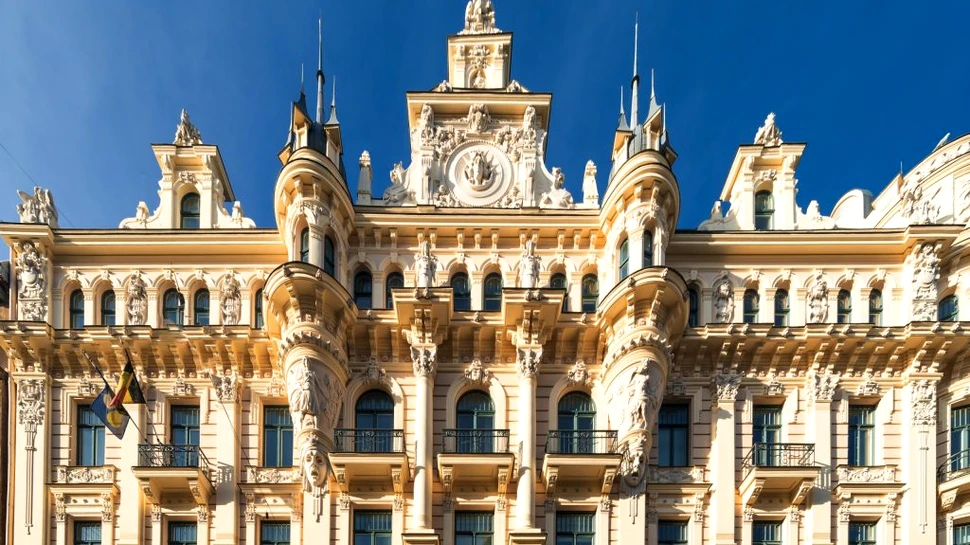 Art nouveau, stilul caracterizat de linia șerpuitoare și asimetrică