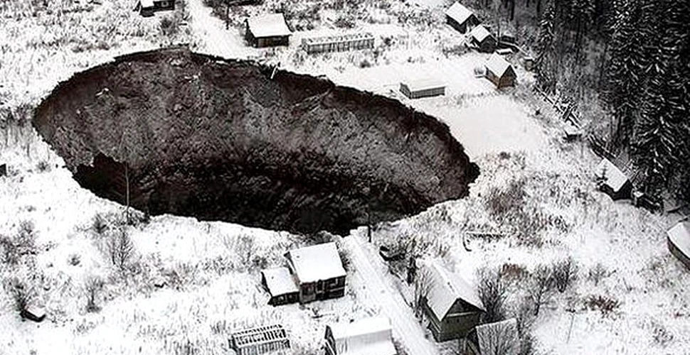 Crater apărut din senin într-un oraş din Rusia, foarte aproape de locuinţe (FOTO)
