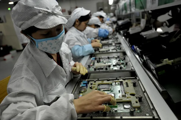 Angajaţii chinezi de la fabrica Foxconn sunt obligaţi să lucreze 60 de ore pe săptămână