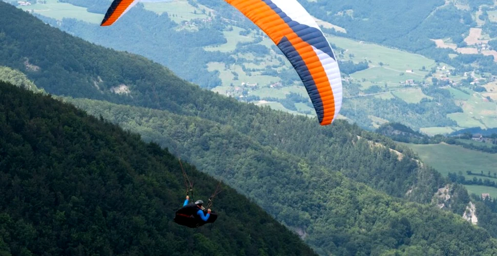 Un bărbat care zbura cu parapanta a aterizat forțat pe un teren viran. Cum a fost găsit?