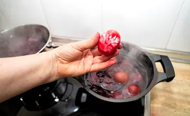 Ce simbolizează ouăle roșii de Paște și de ce le ciocnim?