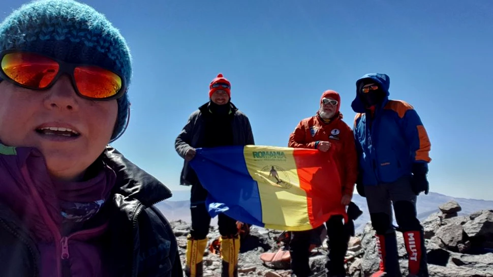 Vârful celui mai înalt vulcan din lume, atins în premieră de cinci alpinişti români