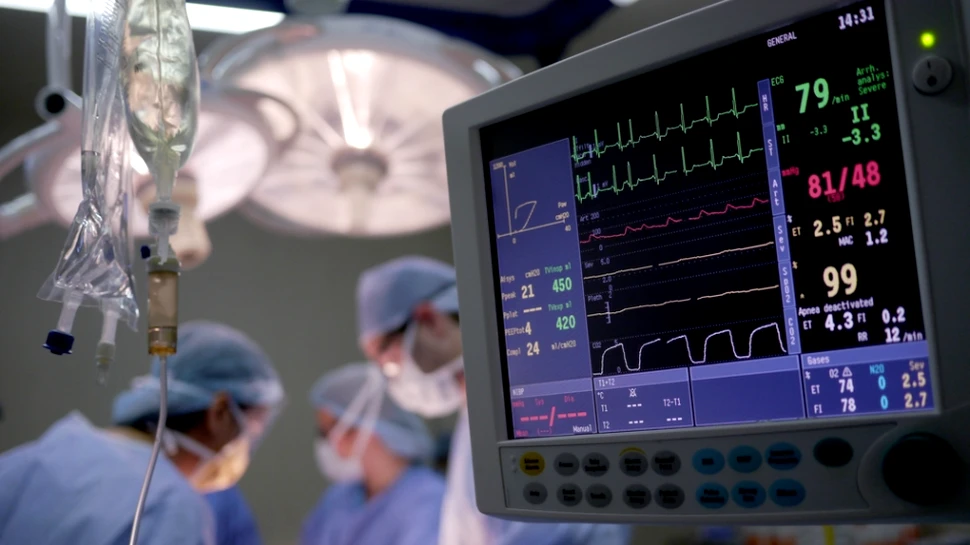 Premieră medicală la Bucureşti: Un caz rar de scolioză dublă a fost operat cu succes