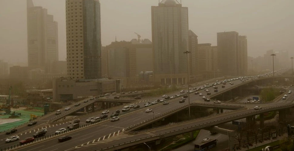 Capitala Chinei, acoperită din nou de o furtună sufocantă de nisip şi poluare