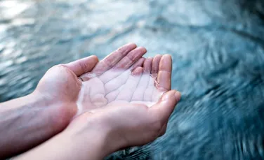 Cazul medical uluitor al unei adolescente: cum a descoperit că este alergică la apă?