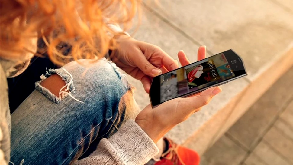 Acest smartphone hexagonal a fost conceput special pentru „mâinile mici ale femeilor”