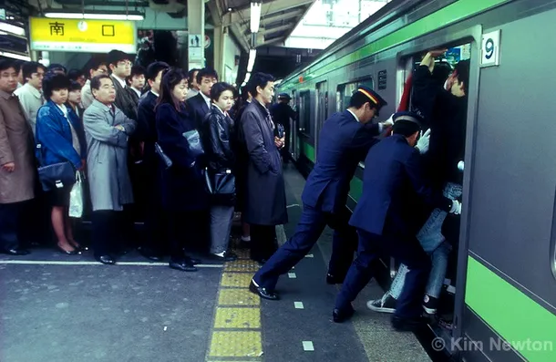Modul brutal în care ,,oshiya'' îi împing pe călătorii metroului japonez