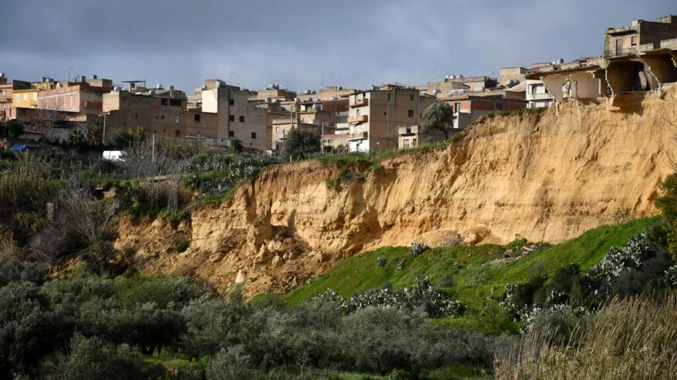 Sute de cărți rare, recuperate dintr-o bibliotecă aflată pe marginea prăpastiei