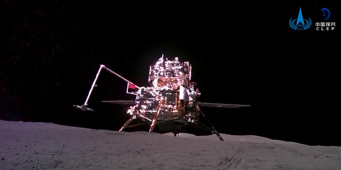 Primele mostre extrase de pe fața nevăzută a Lunii sunt în drum spre Pământ, la bordul sondei chineze Chang’e-6