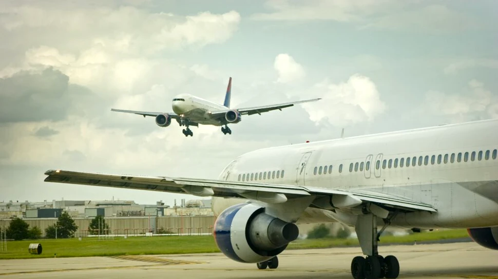 Un avion Boeing plin cu pasageri a rămas fără o roată chiar înainte de decolare