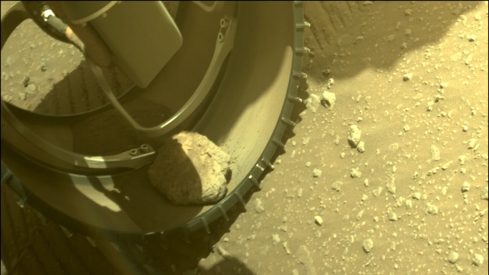 O rocă a rămas blocată în una dintre roțile roverului Perseverance, trimis de NASA pe Marte