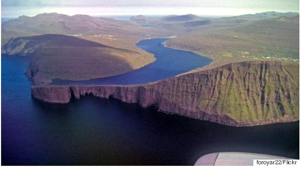 O iluzie optică transformă un lac din Insulele Feroe într-o atracţie stranie