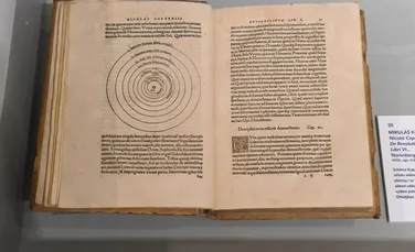 Copia perfectă a unei cărți controversate, scrisă de Nicolaus Copernic, va fi scoasă la licitație