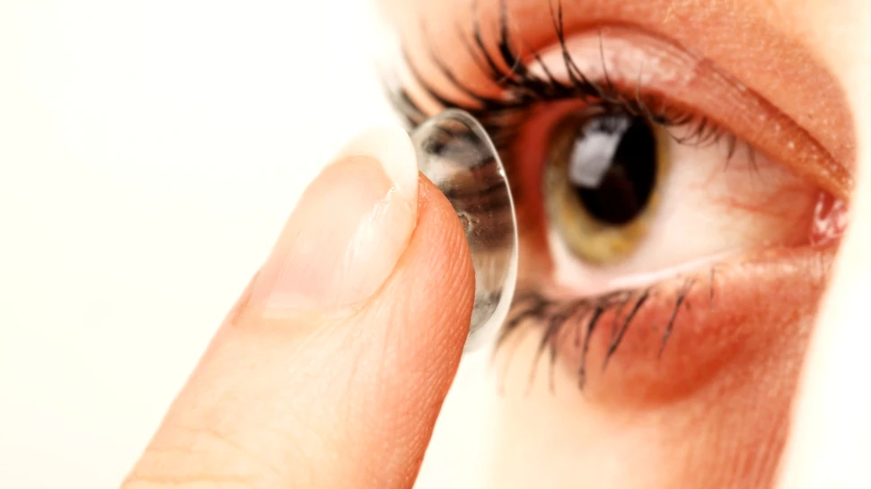 Lentilele de contact purtate necorespunzător pot duce la pierderea vederii