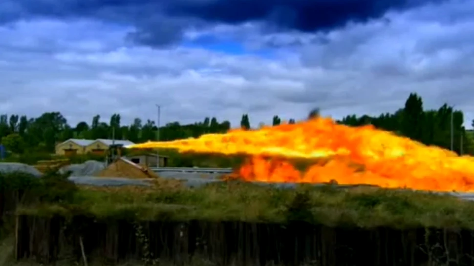 Cum funcţionează cel mai mare aruncător de flăcări din lume? Maşinăria infernală care arde totul în cale (VIDEO)