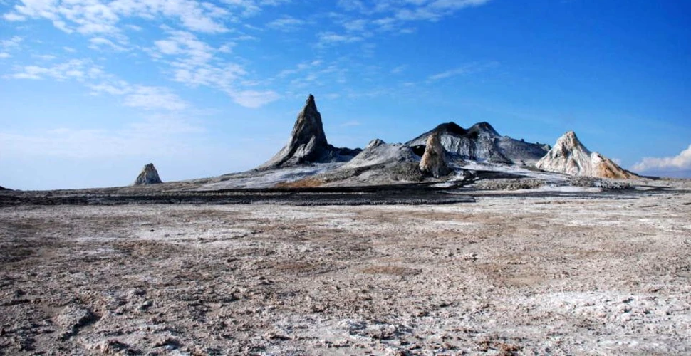Lava unui vulcan din Tanzania este atât de rece încât oamenii cad în ea şi supravieţuiesc. I se spune Muntele lui Dumnezeu